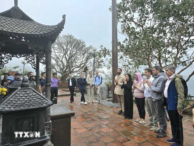 Delegace obětovala vonné tyčinky u pagody Hoa Yen v komplexu Yen Tu Relic and Landscape (Quang Ninh). (Foto: Thanh Van/VNA) ttxvn-quang-ninh-nhip-cau-van-hoa-gan-ket-viet-nam-eu-huong-toi-tuong-lai-ben-vung3.jpg