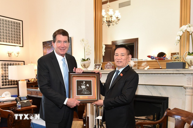 ttxvn-pho-thu-tuong-ho-duc-phoc-gap-thuong-nghi-sy-bill-hagerty.jpg
