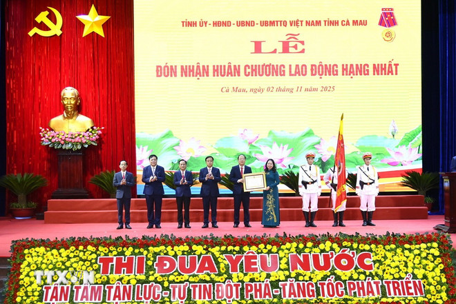 អនុប្រធាន អនុប្រធានទី១ ក្រុមប្រឹក្សាវាយតម្លៃ និងផ្តល់រង្វាន់មជ្ឈឹម លោក Vo Thi Anh Xuan បានប្រគល់មេដាយការងារថ្នាក់ទី១ ជូនគណៈកម្មាធិការបក្ស រដ្ឋាភិបាល និងប្រជាជនខេត្ត Ca Mau។ (រូបថត៖ Chanh Da/VNA) ttxvn-dai-hoi-thi-dua-yeu-nuoc-tinh-ca-mau-lan-thu-nhat3.jpg