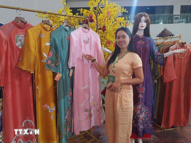 ttxvn-ao-dai-hue-lan-toa-hon-co-do-giua-khong-gian-hoi-cho-mua-xuan-2026-2.jpg