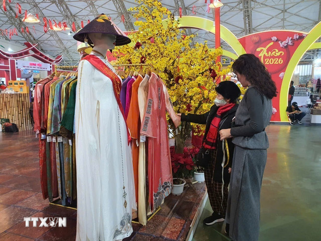ttxvn-ao-dai-hue-lan-toa-hon-co-do-giua-khong-gian-hoi-cho-mua-xuan-2026-3.jpg