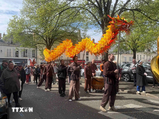 ttxvn-hinh-anh-viet-nam-noi-bat-tai-le-dieu-hanh-chateaudun-phap2.jpg