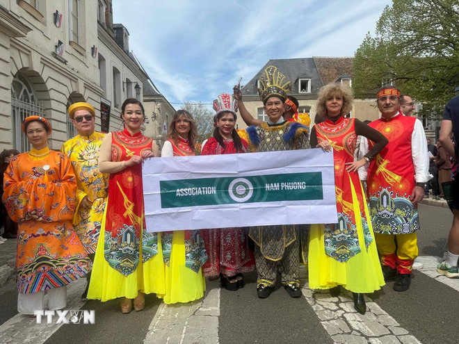 ttxvn-hinh-anh-viet-nam-noi-bat-tai-le-dieu-hanh-chateaudun-phap3.jpg