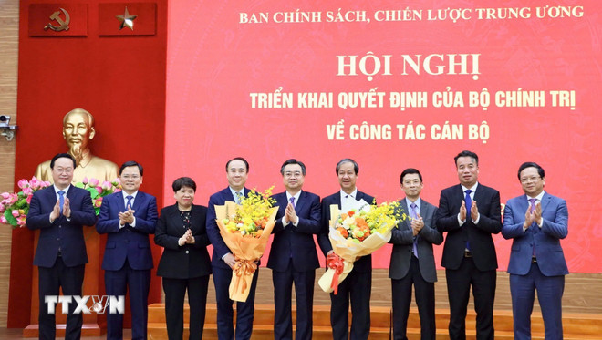 ttxvn-phan-cong-bo-nhiem-dong-chi-nguyen-kim-son-va-nguyen-sy-hiep-giu-chuc-pho-truong-ban-chinh-sach-chien-luoc-trung-uong3.jpg