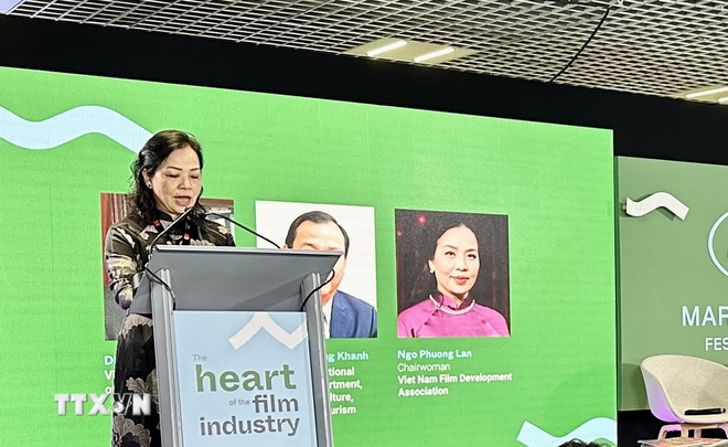 Bà Ngô Phương Lan, Chủ tịch Hiệp hội Xúc tiến phát triển Điện ảnh Việt Nam, phát biểu tại Hội thảo. (Ảnh: Nguyễn Thu Hà/TTXVN) ttxvn-viet-nam-diem-den-moi-hap-dan-cho-cac-nha-lam-phim-quoc-te3.jpg