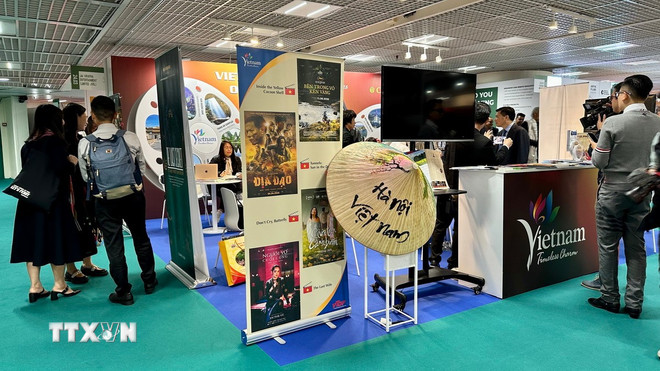 Gian hàng Việt Nam tại chợ phim của Liên hoan phim quốc tế Cannes 2025. (Ảnh: Nguyễn Thu Hà/TTXVN) ttxvn-viet-nam-diem-den-moi-hap-dan-cho-cac-nha-lam-phim-quoc-te6.jpg