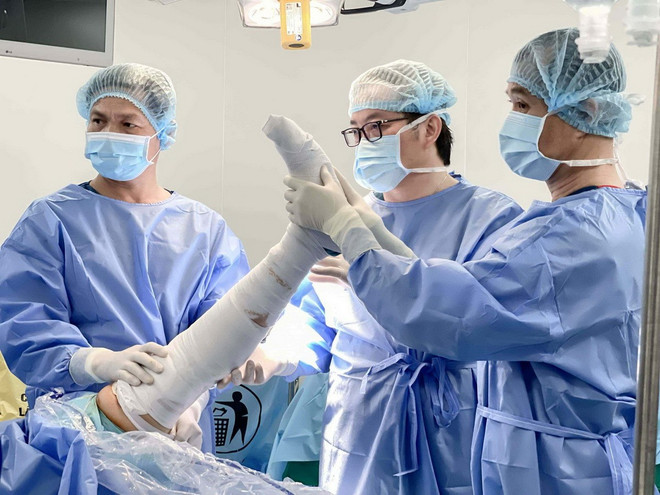 Ca phẫu thuật nội soi khớp gối do Giáo sư-Tiến sỹ-bác sỹ Trần Trung Dũng trực tiếp thực hiện tại Vinmec Cần Thơ-đánh dấu bước tiến đưa y học thể thao tiêu chuẩn quốc tế đến gần hơn với người dân miền Tây anh-2.jpg