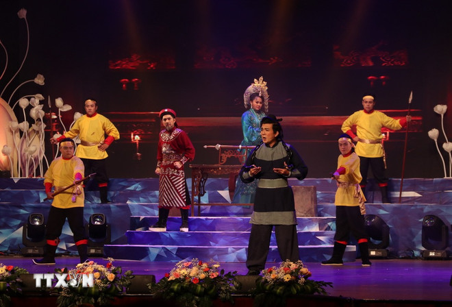 ttxvn-thanh-pho-ho-chi-minh-trao-giai-tai-nang-dien-vien-san-khau-cai-luong-tran-huu-trang.jpg
