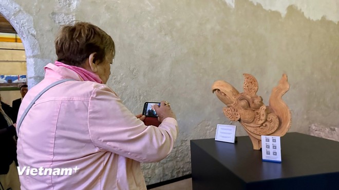 يتفاعل الزوار مع قلعة 2019 كو لوا بالقيمة الدائمة. (الصورة: ثو ها/فيتنام+) vnp-trien-lam-di-san-viet-tai-phap-06-1.jpg