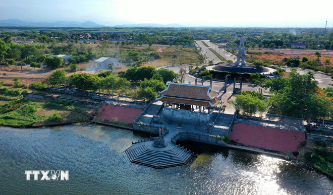 Đền tưởng niệm - Bến thả hoa bờ Bắc sông Thạch Hãn, thuốc Di tích quốc gia đặc biệt Thành cổ Quảng Trị. (Ảnh: Hồ Cầu/TTXVN) ttxvn-di-tich-quoc-gia-dac-biet-thanh-co-quang-tri.jpg