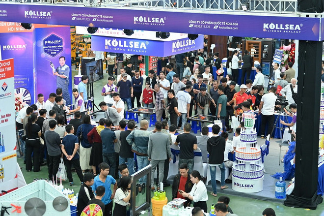 Besökare på höstmässan 2025. (Foto: Vietnam+) hoi-cho-mua-thu.jpg