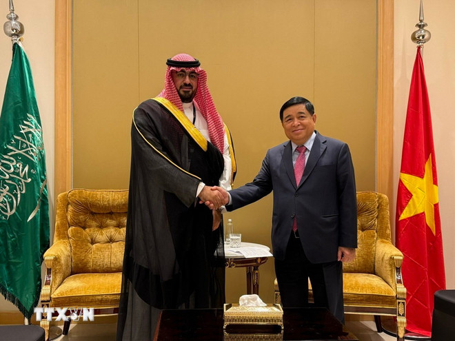 Vice premiärminister Nguyen Chi Dung tog emot Saudiarabiens ekonomi- och planeringsminister Faisal bin Fadhil Al-Ibrahim. (Foto: VNA) ttxvn-pho-thu-tuong-nguyen-chi-dung-tham-du-hoi-nghi-fii9-va-tiep-cac-doi-tac-saudi-arabia2.jpg