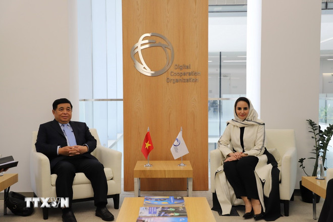 Vice premiärminister Nguyen Chi Dung arbetar med Deemah AIYahya, Saudiarabiens organisation för digitalt samarbete (DCO). (Foto: Nguyen Truong/VNA) ttxvn-pho-thu-tuong-nguyen-chi-dung-tham-du-hoi-nghi-fii9-va-tiep-cac-doi-tac-saudi-arabia3.jpg