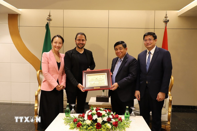 Vice premiärminister Nguyen Chi Dung tog emot Hassan Hallas, medgrundare och ordförande för Lyve Global samt medgrundare och partner i WeBuild Ventures. (Foto: Nguyen Truong/VNA) ttxvn-pho-thu-tuong-nguyen-chi-dung-tham-du-hoi-nghi-fii9-va-tiep-cac-doi-tac-saudi-arabia4.jpg