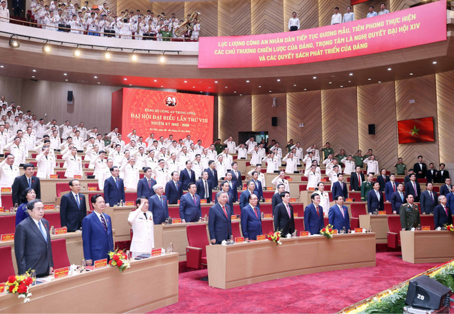 El Secretario General To Lam y los delegados realizan la ceremonia de saludo a la bandera. (Foto: Thong Nhat/VNA) tong-bi-thu-to-lam-du-dai-hoi-dai-bieu-dang-bo-cong-an-trung-uong4.jpg