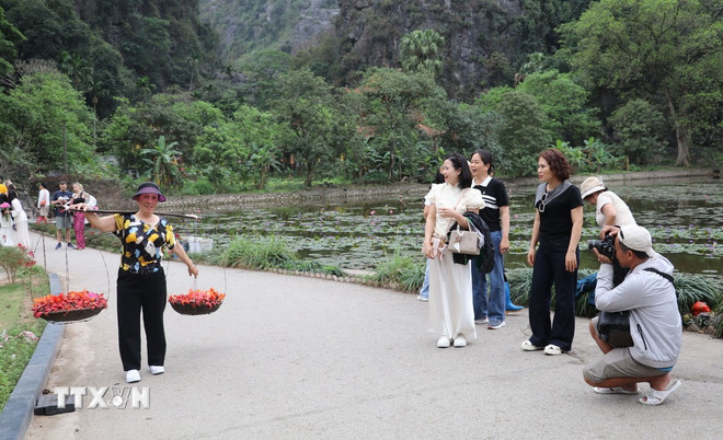ttxvn-ruc-ro-sac-do-hoa-gao-tren-vung-dat-co-do-ninh-binh23.jpg