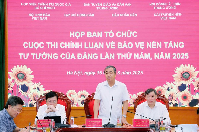 Le camarade Ngo Dong Hai, membre du Comité central du Parti, chef adjoint de la Commission centrale de propagande et de mobilisation de masse, membre du Comité directeur et co-chef du Comité d'organisation du concours, a prononcé un discours lors de la réunion du Comité d'organisation du cinquième concours de dissertation politique sur le thème « Protection des fondements idéologiques du Parti en 2025 ». (Photo : Portail d'information électronique du Parti communiste vietnamien) cuoc-thi-chinh-luan.jpg