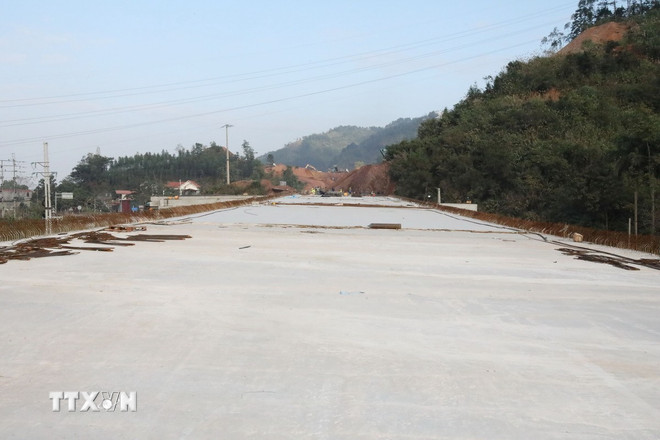 ttxvn-dai-cong-truong-cao-toc-cua-khau-huu-nghi-chi-lang-truoc-ngay-thong-tuyen4.jpg