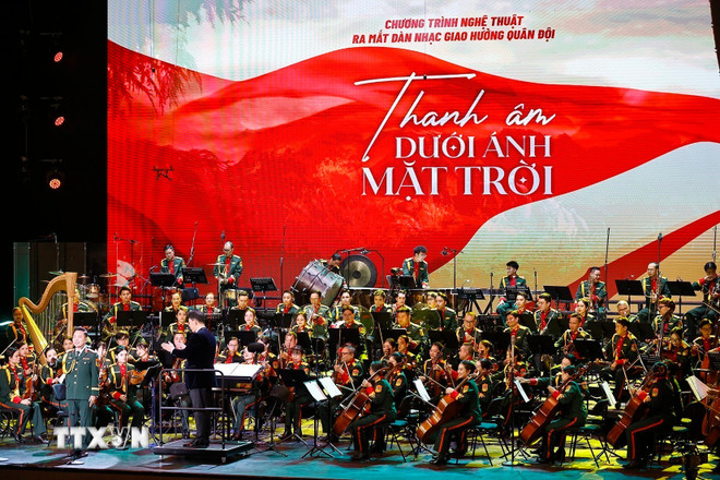 ttxvn-tong-bi-thu-va-chu-tich-quoc-hoi-du-chuong-trinh-nghe-thuat-thanh-am-duoi-anh-mat-troi7.jpg