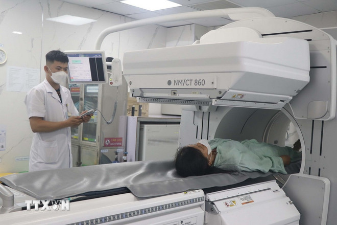 Máy SPECT/CT chẩn đoán và điều trị các bệnh lý ung thư sẵn sàng phục vụ người dân. (Ảnh: Trịnh Duy Hưng/TTXVN) ttxvn-benh-vien-ung-buou-lon-nhat-khu-vuc-bac-trung-bo2.jpg