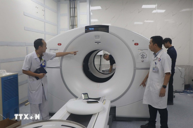 Lắp ráp máy tầm soát ung thư PET/CT hiện đại nhất cả nước để kịp cho lễ khánh thành bệnh viện dịp 80 năm ngày Quốc khánh. (Ảnh: Trịnh Duy Hưng/TTXVN) ttxvn-benh-vien-ung-buou-lon-nhat-khu-vuc-bac-trung-bo3.jpg
