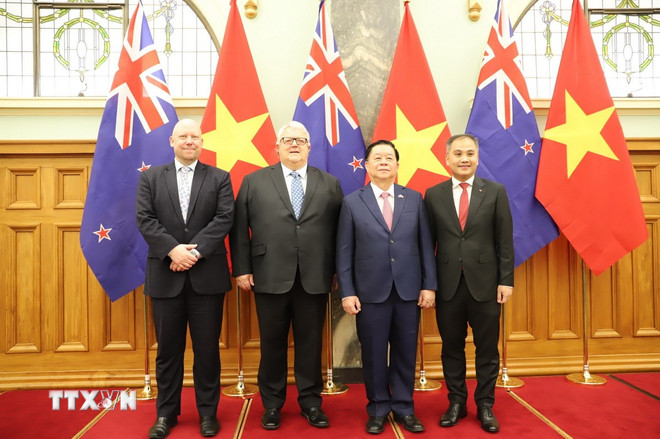 Head of the Central Propaganda and Education Commission Nguyen Trong Nghia with Speaker of the New Zealand Parliament Gerry Brownlee (second from left) and Vietnamese Ambassador to New Zealand Phan Minh Giang (far right) at the ceremony to celebrate the 80th anniversary of Vietnam's National Day. (Photo: Thanh Tu/VNA) ttxvn-truong-ban-tuyen-giao-va-dan-van-trung-uong-nguyen-trong-nghia-tham-lam-viec-tai-new-zealand3.jpg