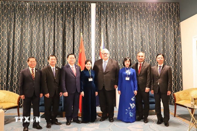 Head of the Central Propaganda and Education Commission Nguyen Trong Nghia and Speaker of the New Zealand Parliament Gerry Brownlee with the delegations of the two countries. (Photo: Thanh Tu/VNA) ttxvn-truong-ban-tuyen-giao-va-dan-van-trung-uong-nguyen-trong-nghia-tham-lam-viec-tai-new-zealand2.jpg
