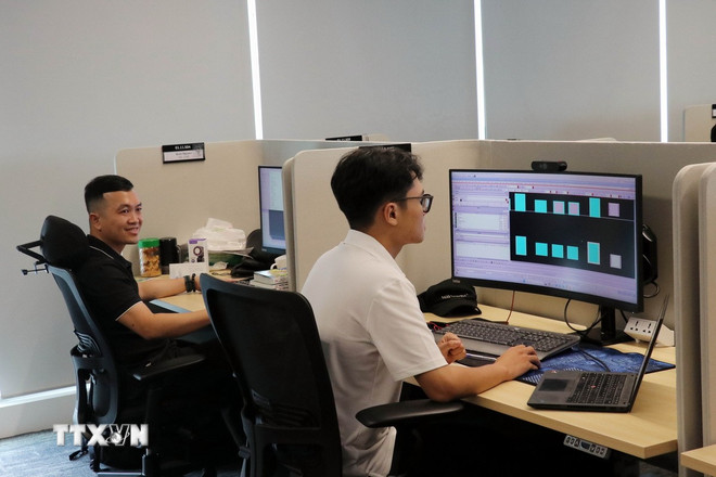 Jurutera Vietnam bekerja untuk Marvell di Pejabat Etown 6. (Foto: Tien Luc/VNA) ttxvn-tpho-chi-minh-tap-doan-marvell-khai-truong-3-van-phong-moi-tai-viet-nam4.jpg