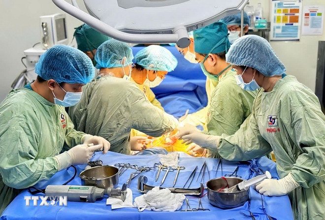 Trắng đêm lấy và ghép tạng, hồi sinh sự sống cho 3 người bệnh ttxvn-thanh-pho-ho-chi-minh-trang-dem-lay-ghep-tang-hoi-sinh-su-song-cho-3-nguoi-benh-tu-tang-cua-nguoi-hien-chet-nao2.jpg