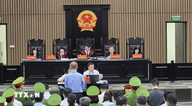 Hội đồng xét xử tại phiên tòa. (Ảnh: Kim Anh/TTXVN) ttxvn-toa-an-nhan-dan-tp-ha-noi-xet-xu-so-tham-vu-an-tap-doan-phuc-son.jpg