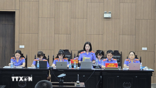 Đại diện Viện Kiểm sát công bố bản Cáo trạng tại phiên tòa. (Ảnh: Kim Anh/TTXVN) ttxvn-toa-an-nhan-dan-tp-ha-noi-xet-xu-so-tham-vu-an-tap-doan-phuc-son2.jpg
