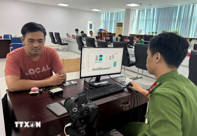 De politie heeft een servicebalie opgezet in het Xuan Hoa Ward Public Administration Service Center om mensen te helpen bij het activeren van een account voor identificatie op niveau 2. (Foto: Huu Duyen/VNA) ttxvn-nen-hanh-chinh-hien-dai-o-sieu-do-thi-thanh-pho-ho-chi-minh5.jpg
