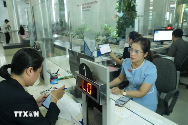 Sai Gon Ward is een van de wijken in Ho Chi Minhstad die elektronische authenticatie effectief heeft ingevoerd om de bevolking te dienen. (Foto: Huu Duyen/VNA) ttxvn-nen-hanh-chinh-hien-dai-o-sieu-do-thi-thanh-pho-ho-chi-minh2.jpg
