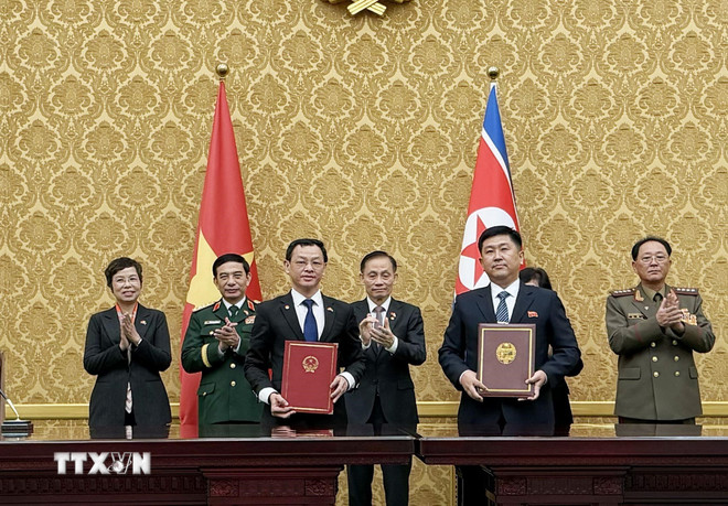 Cerimônia de assinatura do Memorando de Entendimento sobre cooperação na área da saúde e da ciência médica entre o Ministério da Saúde do Vietnã e o Ministério da Saúde Pública da RPDC. (Foto: Hong Diep / VNA) ttxvn-le-ky-thoa-thuan-hop-tac-viet-nam-va-trieu-tien5.jpg