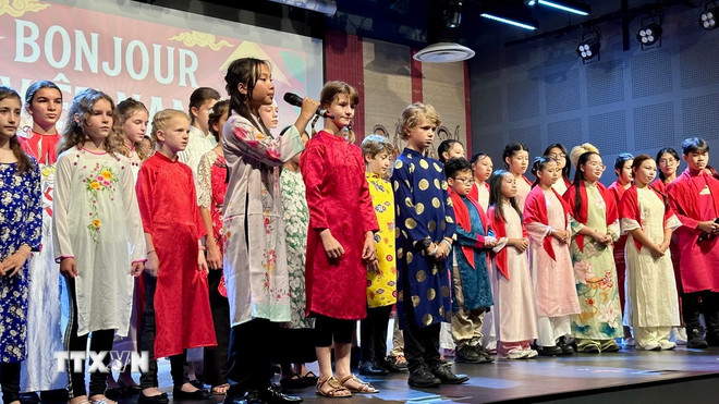 Tiết mục "Bonjour Vietnam" do thiếu nhi Việt Nam và Pháp thể hiện. (Ảnh: Thu Hà/TTXVN) ttxvn-bonjour-vietnam-2025-noi-the-he-tre-nguoi-viet-ke-chuyen-van-hoa-dan-toc2.jpg