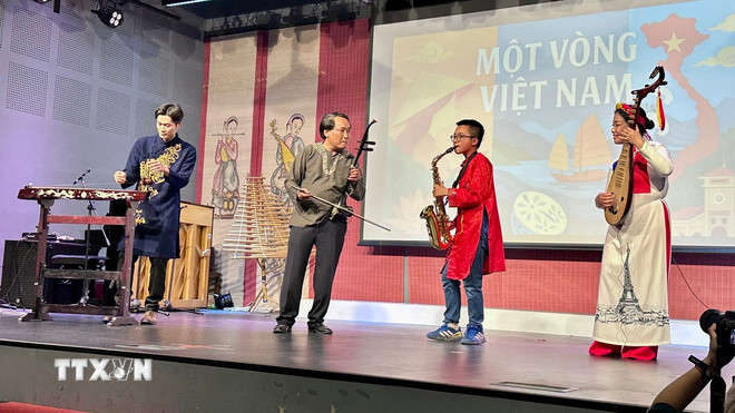 Màn trình diễn giao lưu của các nghệ sỹ của Trung tâm Văn hóa Việt Nam tại Pháp với các em nhỏ thuộc dự án Toucher Art. (Ảnh: Thu Hà/TTXVN) ttxvn-bonjour-vietnam-2025-noi-the-he-tre-nguoi-viet-ke-chuyen-van-hoa-dan-toc3.jpg