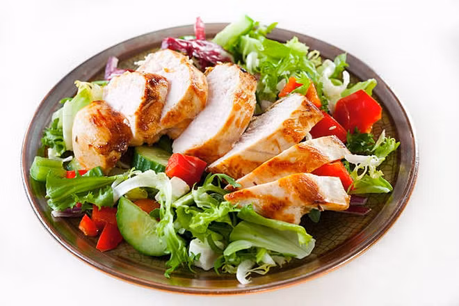 Salad ức gà. (Ảnh: iStock) salad-uc-ga.jpg