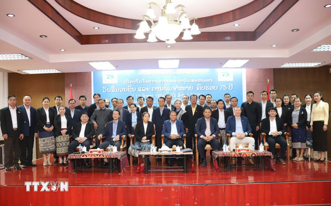 Các đại biểu tham dự sự kiện chụp ảnh kỷ niệm. (Ảnh: Bá Thành/TTXVN) ttxvn-khang-dinh-vi-the-tien-phong-trong-chuyen-doi-so-tai-hoi-thao-truyen-thong-khu-vuc2.jpg