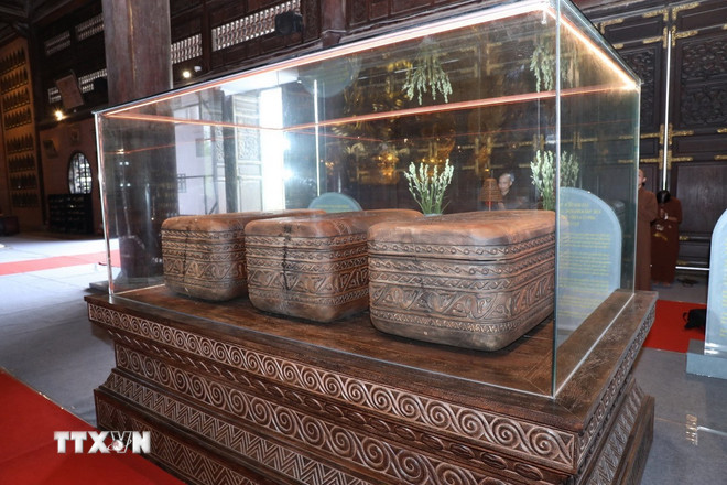 باقیات کو مناسب ماحول میں محفوظ کیا جاتا ہے۔ (تصویر: Duc Phuong/VNA) ttxvn-hang-thung-binh4.jpg