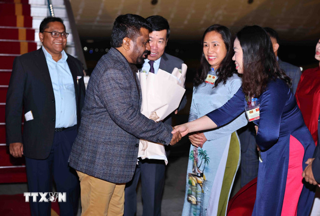 ttxvn-tong-thong-sri-lanka-toi-ha-noi-bat-dau-tham-chinh-thuc-viet-nam3.jpg