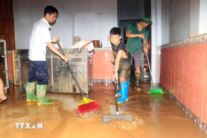 ttxvn-lao-cai-don-dep-nha-cua-duong-pho-sau-bao-lu10.jpg