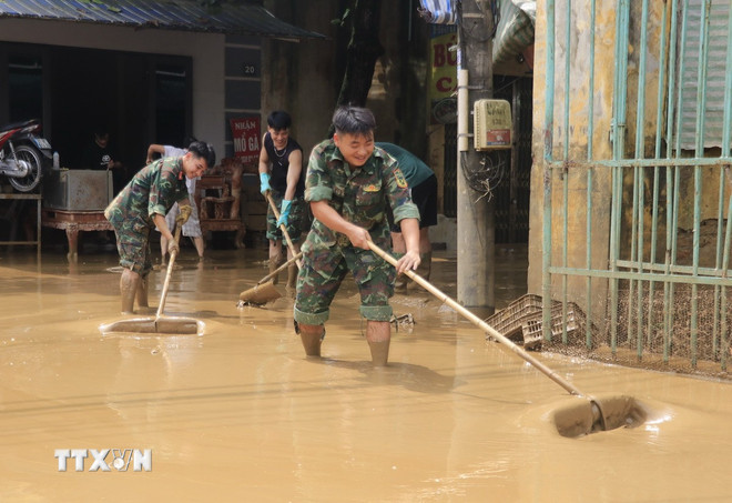 ttxvn-lao-cai-don-dep-nha-cua-duong-pho-sau-bao-lu6.jpg