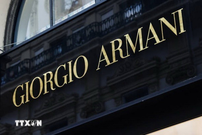 Biểu tượng hãng thời trang Giorgio Armani tại một cửa hàng ở Milan, Italy. (Ảnh: Getty Images/ TTXVN) ttxvn-armani.jpg
