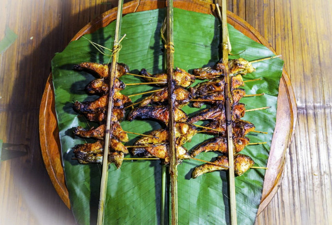 דג צלוי על שתי מדורות - מאכל מסורתי של אנשי הטאי בנגיה דו. (צילום: עיתון לאו קאי) ca-nuong-2-lua.jpg