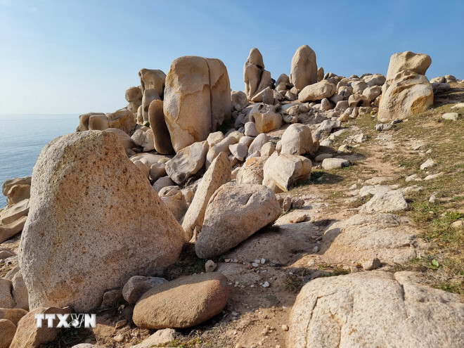 Granite blocks in Nui Chua National Park come in all shapes and sizes. (Photo: Nguyen Thanh/VNA) ttxvn-cong-vien-da-vuon-quoc-gia-nui-chua-ninh-thuan4.jpg