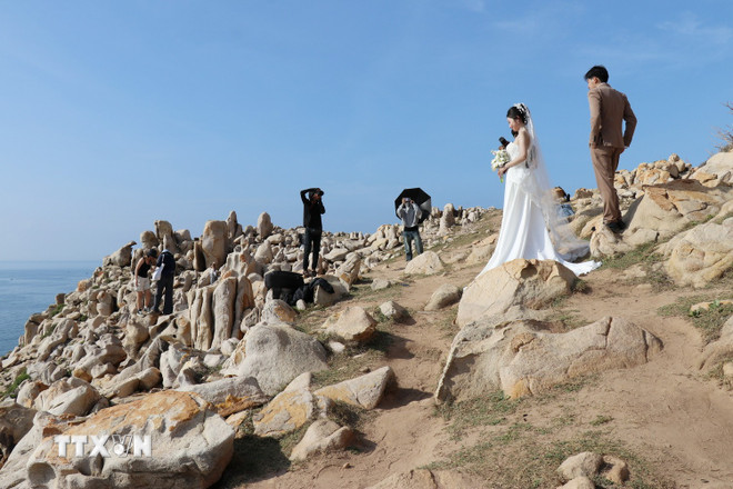 Tourists take photos at Nui Chua National Park Stone Park, Vinh Hai Commune. (Photo: Nguyen Thanh/VNA) ttxvn-cong-vien-da-vuon-quoc-gia-nui-chua-ninh-thuan5.jpg