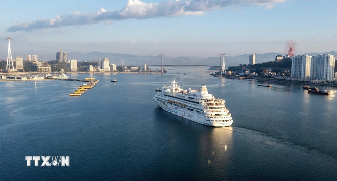 Quang Ninh lockar många internationella kryssningsfartyg som besöker Ha Long-bukten. (Foto: VNA) ttxvn-quang-ninh-luong-du-khach-quoc-te-bang-tau-bien.jpg