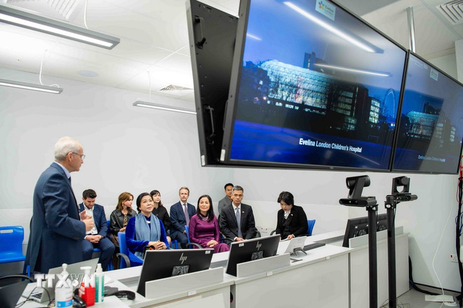 A esposa do Secretário-Geral visita o Hospital Infantil Evelina London. (Foto: VNA) ttxvn-phu-nhan-tong-bi-thu-to-lam-tham-benh-vien-nhi-evelina-london4.jpg