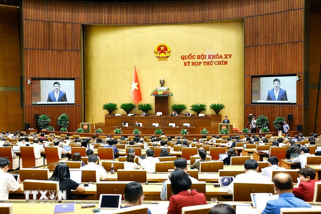 Viện trưởng Viện Kiểm sát Nhân dân Tối cao Nguyễn Huy Tiến trình bày Báo cáo giải trình, tiếp thu, chỉnh lý dự thảo Nghị quyết của Quốc hội về việc thí điểm Viện kiểm sát nhân dân khởi kiện vụ án dân sự để bảo vệ quyền dân sự của các chủ thể là nhóm dễ bị tổn thương hoặc bảo vệ lợi ích công. (Ảnh: Doãn Tấn/TTXVN)