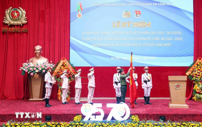 ttxvn-doan-tncs-ho-chi-minh-bo-cong-an-don-nhan-huan-chuong-bao-ve-to-quoc-hang-nhat.jpg